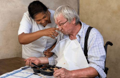 协助病人进食视频,轻松协助病人安全进食技巧解析